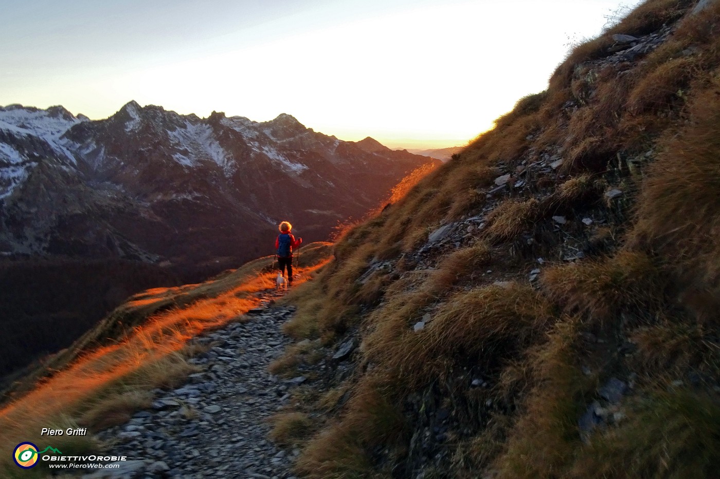 93 Scende il sole, si accendono i colori del tramonto.JPG -                                